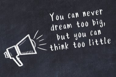 Siyah masaya hoparlör ve motivasyonel alıntının tebeşir çizimi