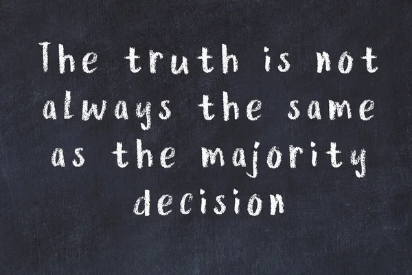 Siyah masadaki akıllı alıntıların tebeşiri.