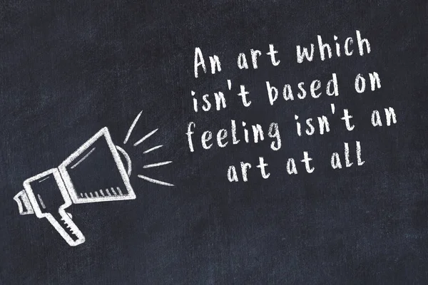 Tebeşir hoparlörü ve siyah masada akıllıca bir alıntı.