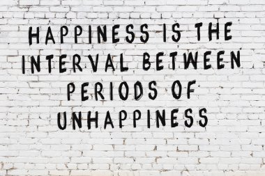 Bilgece alıntıların yazılı olduğu siyah boyanmış beyaz tuğla duvar