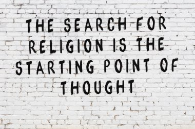 Bilgece alıntıların yazılı olduğu siyah boyanmış beyaz tuğla duvar