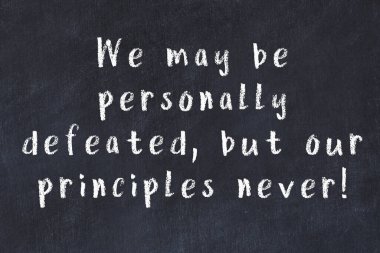 Üzerinde bilge yazılar olan siyah karatahta.