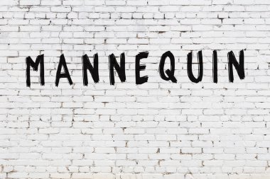 Üzerinde siyah boya mankeni olan beyaz bir duvar.