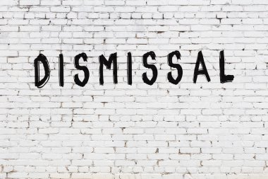 Üzerinde siyah boya yazıları olan beyaz duvar.