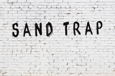 Beyaz tuğla duvara kazınmış bir kum tuzağı.