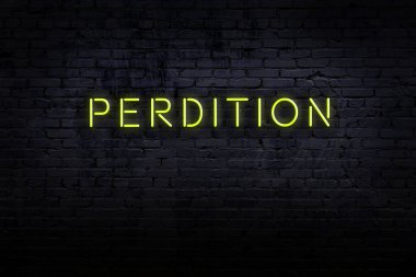 Üzerinde yazı tahribatı olan tuğla duvardaki neon tabelanın gece görüşü