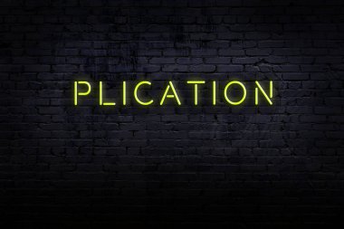 Neon işareti. Duvara karşı kelime uzlaşması. Gece görünümü