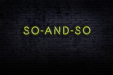 Neon işareti. Tuğla duvara karşı falan filan. Gece görünümü