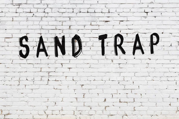 Beyaz tuğla duvara kazınmış bir kum tuzağı.