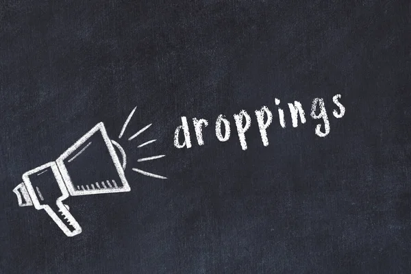 Tebeşir hoparlörü ve siyah karatahtaya yazılar.