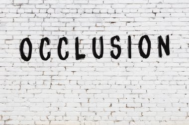 Beyaz tuğla duvara yazıt tıkanıklığı