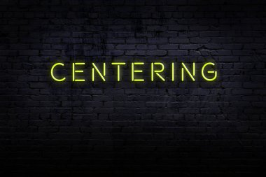 Üzerinde yazı olan tuğla duvardaki neon tabelanın gece görüşü