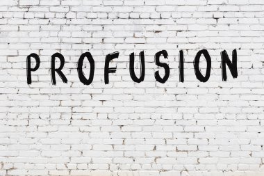 Üzerinde siyah boya yazıtları olan beyaz duvar.