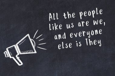 Tebeşir hoparlörü ve siyah masada akıllıca bir alıntı.