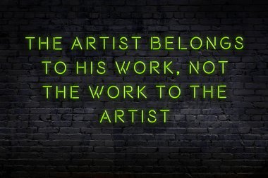 Tuğla duvardaki neon ışığın gece görüşü. Bilge Qoutation. 