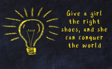 Ampul çizimi ve akıllı alıntıyla siyah karatahta