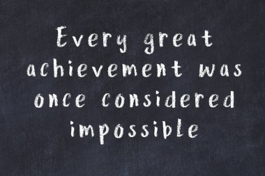 Siyah masadaki akıllı alıntıların tebeşiri.