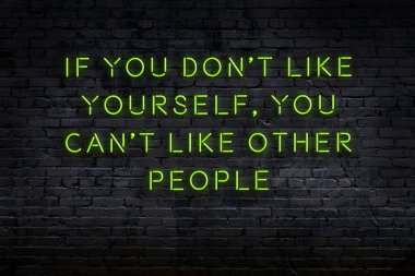 Zekice ve motive edici bir alıntı. Tuğla duvarda neon işareti