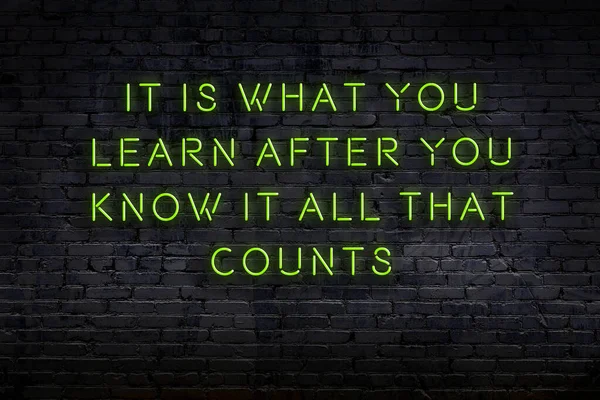 Нічний вид неонового знаку на цегляній стіні. мудрий каутаут . — стокове фото