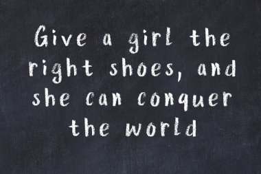 Üzerinde bilge yazılar olan siyah karatahta.