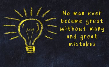 Ampul çizimi ve akıllı alıntıyla siyah karatahta