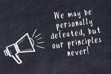 Tebeşir hoparlörü ve siyah masada akıllıca bir alıntı.