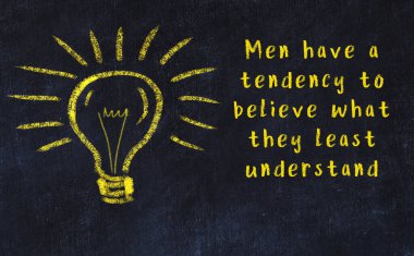 Bir ampulün tebeşir çizimi ve bilgece alıntıların yazımı