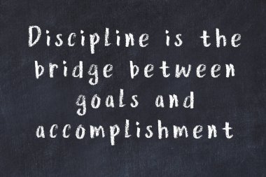 Üzerinde bilge yazılar olan siyah karatahta.