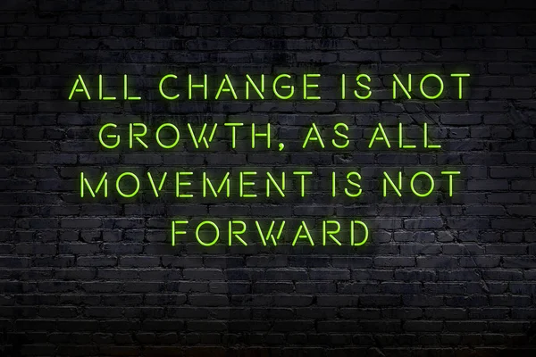 Akıllıca alıntı. Duvara karşı neon yazıtlar