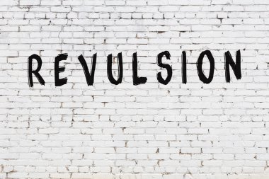 Üzerinde siyah boya olan beyaz duvar. Tiksinti.