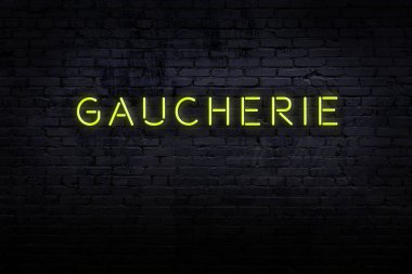 Tuğla duvardaki neon levhanın gece görüşü ve yazıt beceriksizliği.