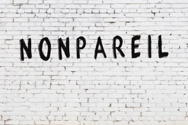 Üzerinde siyah boya olmayan beyaz bir duvar.