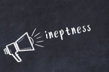 Tebeşir hoparlörü ve siyah karatahtanın üzerindeki yazıt beceriksizliği