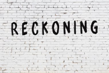 Üzerinde siyah boya yazan beyaz duvar.