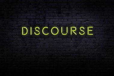 Neon işareti. Tuğla duvara karşı söylentiler. Gece görünümü