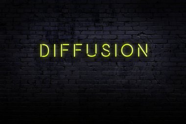 Neon işareti. Kelime dağılımı tuğla duvara karşı. Gece görünümü