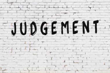 Beyaz tuğla duvara yazılmış yazı yargısı