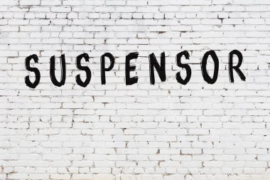 Üzerinde siyah boya süspansiyonu olan beyaz duvar.