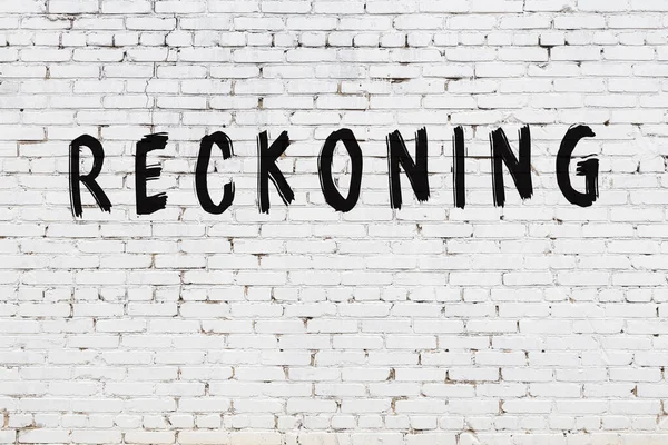 Üzerinde siyah boya yazan beyaz duvar.