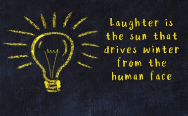 Ampul çizimi ve akıllı alıntıyla siyah karatahta