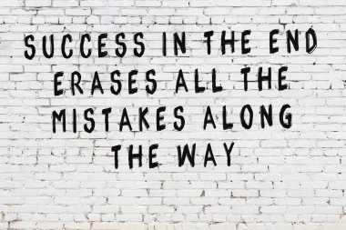 Bilgece alıntıların yazılı olduğu siyah boyanmış beyaz tuğla duvar