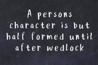 Üzerinde bilge yazılar olan siyah karatahta.