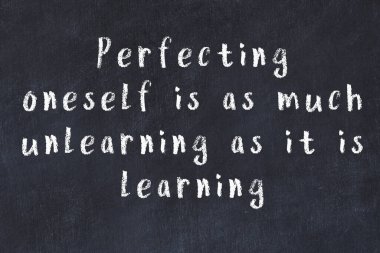 Siyah masadaki akıllı alıntıların tebeşiri.