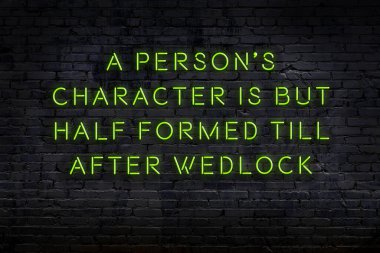 Akıllıca alıntı. Duvara karşı neon yazıtlar