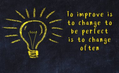 Ampul çizimi ve akıllı alıntıyla siyah karatahta