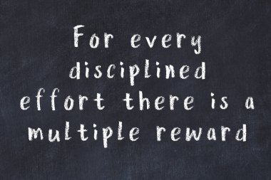 Siyah karatahtaya Tebeşir Bilgisi Yazısı