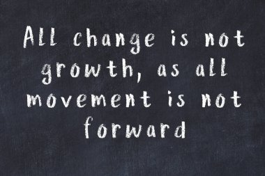 Üzerinde bilge yazılar olan siyah karatahta.