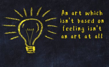 Ampul çizimi ve akıllı alıntıyla siyah karatahta