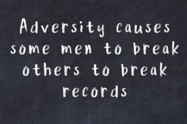 Siyah karatahtaya Tebeşir Bilgisi Yazısı