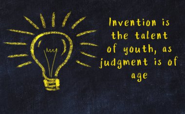 Bir ampulün tebeşir çizimi ve bilgece alıntıların yazımı